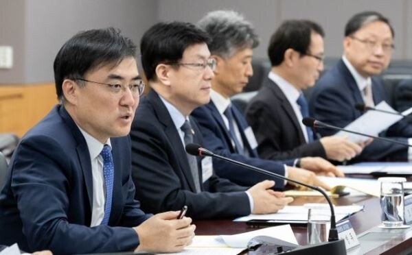 손병두 금융위 사무처장이 19일 오전 서울 종로구 정부서울청사 금융위원회에서 열린 전 금융권 가계부채관리 점검회의에서 모두발언을 하고 있다.[사진 : 금융위원회]