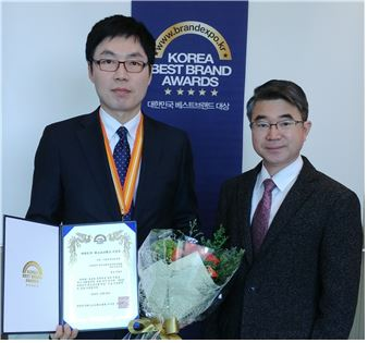 한국사회적일자리개발원이 ‘2018년 한국을 빛낸 사회발전 대상’ 시상식에서 대한민국베스트브랜드협회로부터 사회적일자리공헌 부문 대상을 수상했다. 사진 왼쪽부터 문광옥 대표와 한국베스트브랜드협회 이윤태 이사장 [사진제공=한국사회적일자리개발원]