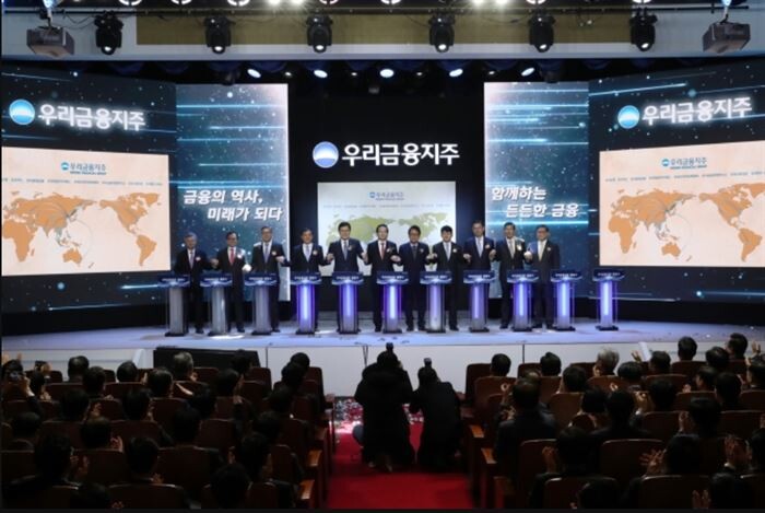 우리금융지주가 14일 회현동 우리은행 본점에서 출범식을 연 가운데 이날 참석한 주요 참석자들이 우리금융지주 현판 점등식 행사를 갖고 기념촬영을 하고 있다. [사진 = 우리금융지주]