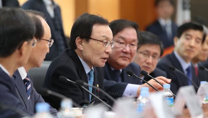 이해찬 더불어민주당 대표가 15일 오전 서울 여의도 금융투자협회를 방문, 증권사 ·자산운용사 사장단과 간담회를 진행하고 있다.[사진제공 = 연합뉴스]