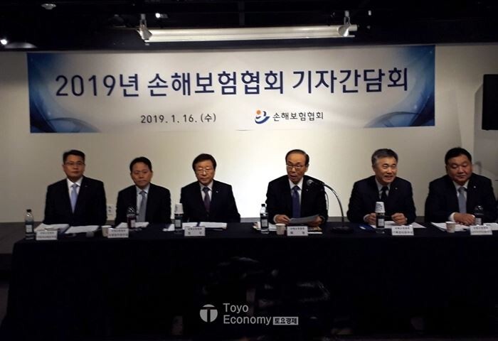 김용덕 손해보험협회장은 2019년 신년 기자간담회를 서울 세종문화회관에서 열고, 앞으로 계획 및 사업방향에 대해 소개했다.[사진 = 문혜원 기자]