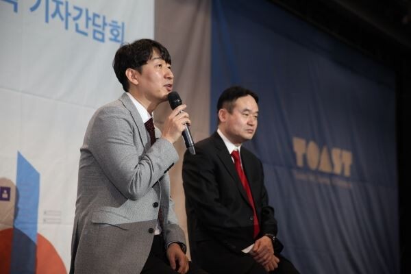 ▲NHN엔터테인먼트가 22일 판교사옥에서 TOAST 기자간담회를 갖고 질의응답을  진행중인 모습. 김동훈 이사(좌), 백도민 CIO(우) [사진=NHN엔터테인먼트]