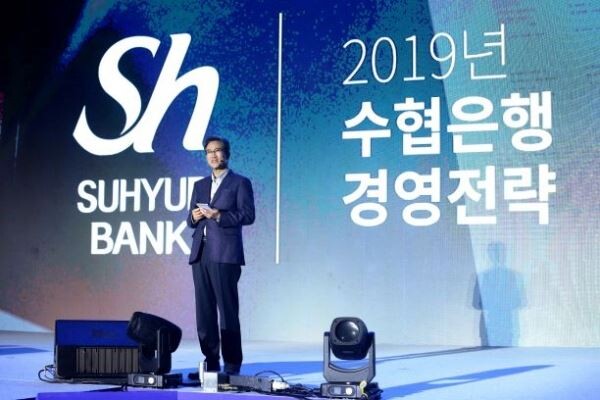 지난 19일, 일산 킨텍스에서 개최된 ‘2019년 수협은행 경영전략회의’에서 이동빈 은행장이 2018년 경영성과 및 2019년 경영전략에 대해 프리젠테이션하고 있다. 이 자리에서 이 행장은 임직원의 ‘열정’과 ‘몰입’을 강조했다.[사진제공=수협은행]
