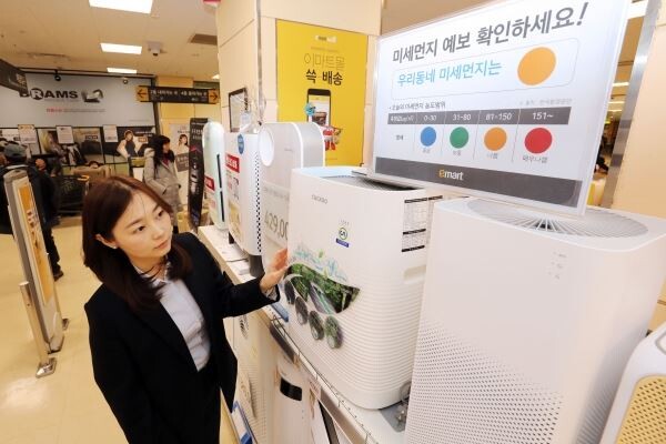 ▲이마트에서 공기청정기를 보고있다. [사진=이마트]