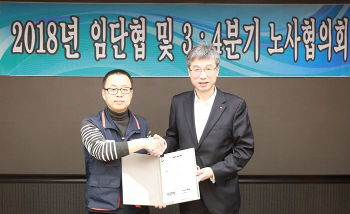 KB국민은행 노사는 최종 합의를 기념해 여의도본점에서 ‘2018년도 임단협 조인식’을 가졌다.[사진 = KB국민은행 제공]