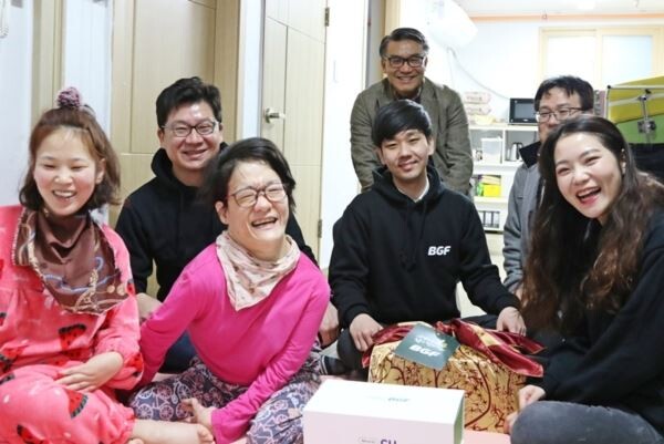 ▲BGF 임직원 및 가족들이 지난 26일 서울 강서구 이웃들에게 사랑의 설 선물을 전달했다. [사진=BGF리테일]