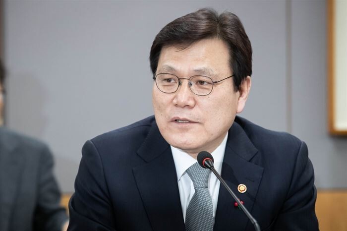 최종구 금융위원장은 25일 서울 종로구 정부서울청사 금융위원회에서 가계부채관리 점검회의를 열어 최근 가계대출 동향과 리스크 요인을 점검하고 2019년 가계부채 관리방안에 대한 금융권의 협조를 당부했다.[사진 = 금융위원회]