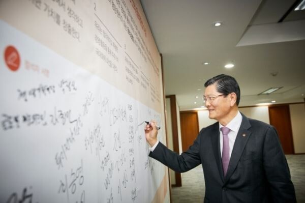 한화생명은 29일 오전 63빌딩에서 윤리준법 서약식을 진행하고 본격적인 컴플라이언스 경영을 선언했다. 차남규 한화생명 부회장이 '윤리준법 서약서'에 서명을 하고 있다.[사진제공=한화생명]