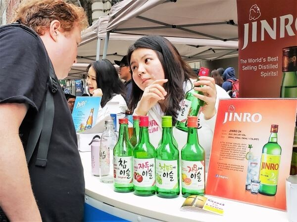 ▲지난해 10월 뉴욕 맨해튼에서 열린 한인축제에서 자두에이슬 등 하이트진로의 제품들을 소개하고 있다. [사진=하이트진로]