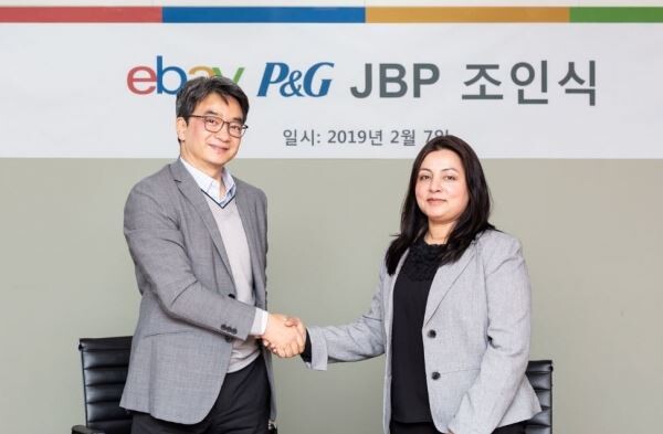 ▲이베이코리아와 한국피앤지가 이커머스 파트너십 강화를 위한 JBP 협약을 체결했다. 왼쪽부터 이베이코리아 변광윤 대표, 한국피앤지 발라카 니야지 대표. [사진=이베이코리아]