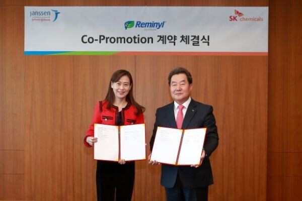 SK케미칼 LS biz. 전광현사장(오른쪽)이 한국얀센 제니정(Jenny Zheng) 사장과 함께 치매치료제 ‘레미닐’ 판매계약 체결식에서 사진촬영을 위한 포즈를 취하고 있다.[사진제공=SK케미칼