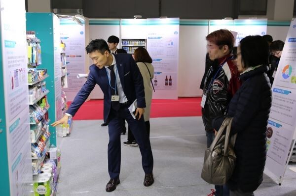 ▲GS25 본부 직원이 가맹점 경영주에게 주목할 만한 상품 트렌드를 설명하고 있는 모습. [사진=GS25]