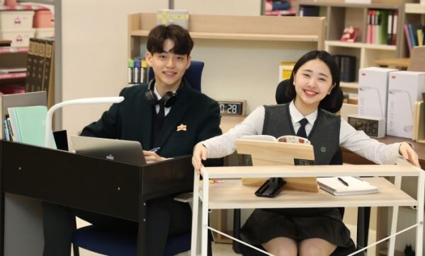 ▲18일 오전 이마트 성수점에서 학생 모델들이 신학기 신상품 다용도 소형 책상을 선보이고 있다.  [사진=이마트]