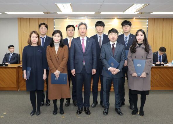 Sh수협은행은 과장급 이하 실무직원들로 구성된 제6기 주니어보드 발대식을 갖고 기업문화 개선 및 신성장 아이디어 발굴, 바텀업(Bottom-up) 커뮤니케이션을 적극 추진하고 있다. 사진은 주니어보드 위촉장 수여 후 이동빈 은행장과 기념사진 촬영 모습.[사진=수협은행]
