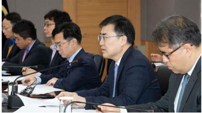 손병두 금융위원회 사무처장(오른쪽 두번째)이 14일 서울 종로구 정부서울청사 금융위원회에서 열린 제1차 거시건전성 분석협의회에서 모두발언을 하고 있다. [사진 = 금융위원회 제공]