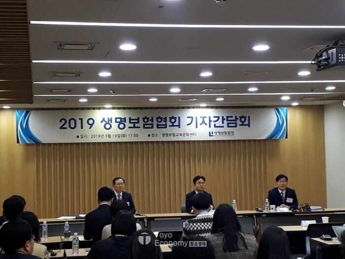 19일 오전 서울 광화문 생명보험교육문화센터에서 기자간담회에서 기자질의에 응답하고 있다. (왼쪽부터) 기획전략본부 김홍중 본부장, 생명보험협회 신용길 회장, 시장지원본부 신영선 본부장[사진 = 문혜원 기자]
