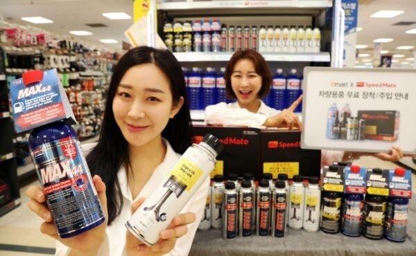 ▲27일 오전 이마트 성수점에서 모델들이 이마트가 단독으로 출시한 스피드메이트 차량용품을 선보이고 있다. 이마트는 해당 상품을 구매한 고객들에게 이마트 내 스피드메이트 정비소에서 무료 장착 서비스를 제공한다. [사진=이마트]