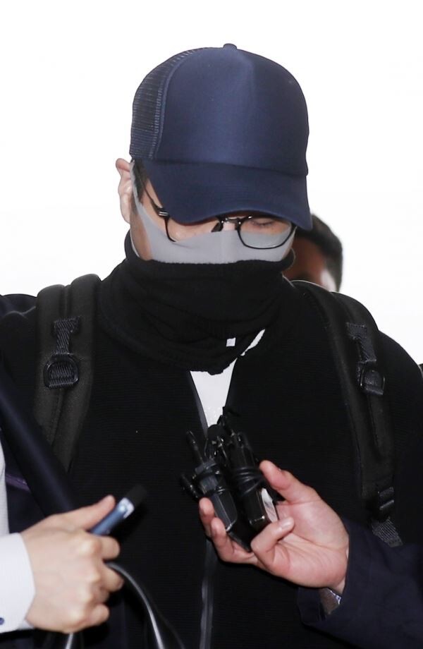 변종마약 투약 혐의를 받고 해외에 체류하던 고 정주영 현대그룹 명예회장의 손자 정모(28) 씨가 21일 인천국제공항에서 체포돼 인천시 미추홀구 인천지방경찰청 광역수사대로 들어서고 있다[사진=연합뉴스]