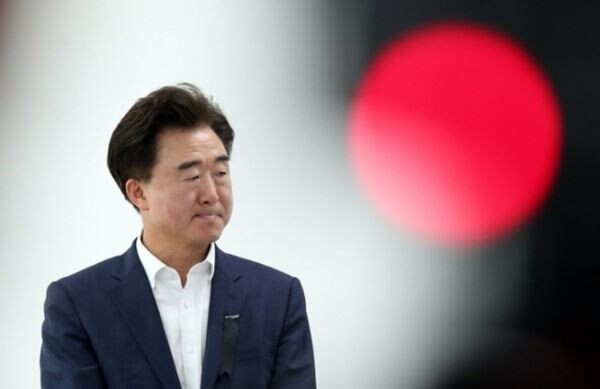 참좋은여행사 이상무 전무가 31일 오전 8시 서울 중구 참좋은여행사 본사 2층에서 6차 브리핑을 하고 있다.
