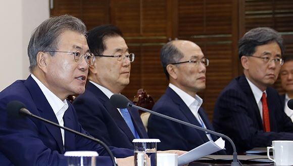 문재인 대통령이 15일 오후 청와대에서 열린 수석보좌관 회의에서 일본의 대(對) 한국 수출규제와 관련한 발언을 하고 있다. 왼쪽부터 문 대통령, 정의용 국가안보실장, 김유근 국가안보실 1차장, 김현종 2차장. [사진=연합뉴스]