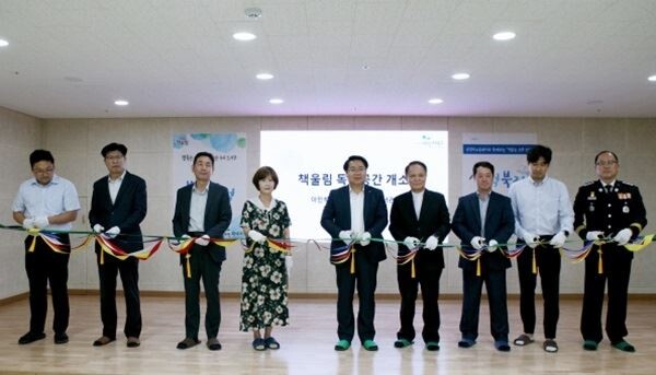 지난 15일 충남 아산 소재 아동시설인 '아인하우스' 독서공간 리모델링 개소식에서 오세현 아산시장(맨 가운데), 김종근 삼성디스플레이 상무(오른쪽 세번째) 등 관계자들이 기념 테이프 컷팅을 하고 있다. (사진제공=삼성디스플레이)