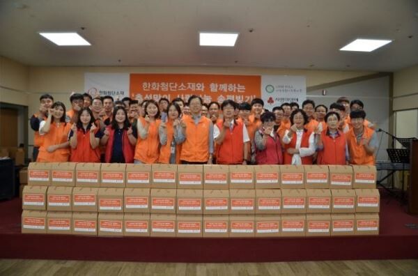 한화에어로스페이스 판교 R&D센터에서 판교 5개사 임직원 42명은 성남지역 소외계층 500세대에게 전달할 쌀, 라면, 고추장 등 식료품 세트(2천만원 상당)를 포장하고 있다.[사진제공=한화그룹]