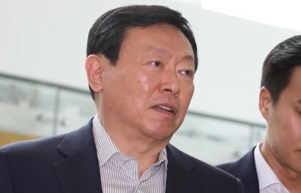 박근혜 전 대통령 측에 70억원의 뇌물을 건네고, 그룹을 경영하며 비리를 저지른 혐의로 재판에 넘겨진 신동빈 롯데그룹 회장에 대해 대법원이 징역형의 집행유예를 확정했다. (사진제공=연합뉴스)
