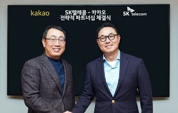 SK텔레콤이 카카오와 3천억 원 규모의 지분을 교환하고 전략적 파트너십을 체결했다고 28일 밝혔다. SK텔레콤 유영상 사업부장(왼쪽)과 카카오 여민수 공동대표가 파트너십 체결 후 기념촬영을 하고 있다. (사진제공=연합뉴스)