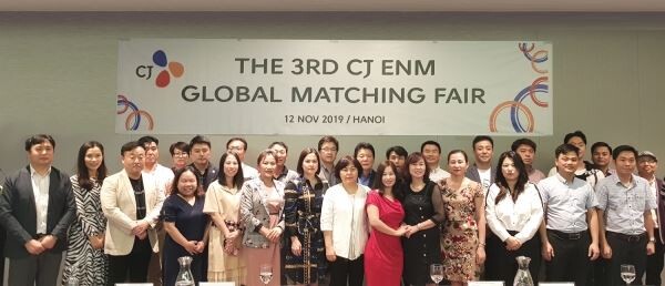 ▲CJ ENM 오쇼핑부문이 지난 12일부터 이틀 간 국내 패션 협력사를 위해 베트남 내 우수 의류 제조사를 소개해 주는 ‘글로벌 우수제조사 매칭페어’를 실시했다. 매칭페어 참석자와 관계자들이 기념사진을 촬영하는 모습. [사진=CJENM오쇼핑부문]