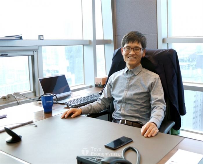 제로페이 민영화 이영화 활성화 업무에 도맡게 된 윤완수 웹케시 대표(한국결제진흥원 이사장)이 인터뷰 후에 환화게 웃고 있다.[사진 = 문혜원 기자]
