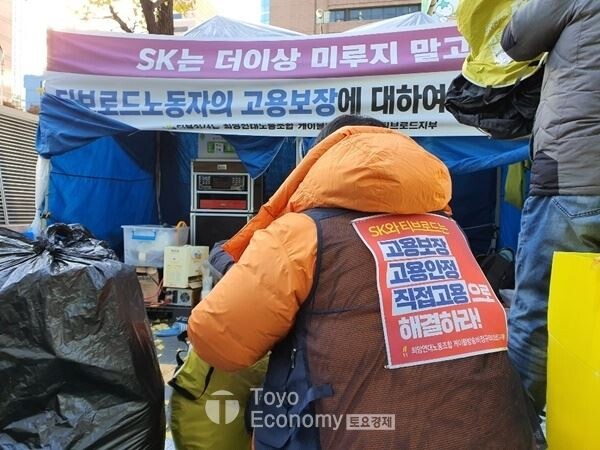 희망연대노조 케이블방송비정규직티브로드지부 조합원들이 SK브로드밴드의 티브로드 합병 이슈와 관련, 티브로드를 인수하는 SK텔레콤에 고용승계와 직접고용을 촉구하며 1박 2일간 집중 투쟁에 나섰다.