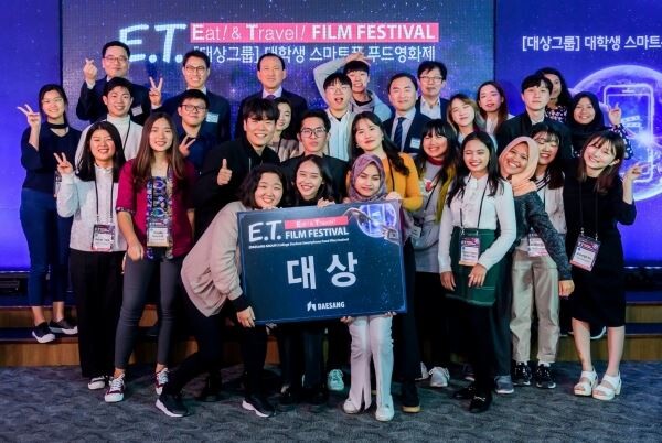 ▲대상그룹이 올해 2회를 맞은 스마트폰푸드 영화제의 대학생 참가자 접수를 받는다. 사진은 지난해 열린 1회 우승자의 기념사진촬영 모습. [사진=대상그룹]