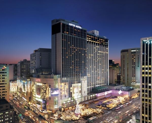 롯데호텔서울이 세계적인 여행 전문지 ‘글로벌 트래블러(Global Traveler)’가 주관하는 ‘2019 GT 테스티드 어워즈’에서 국내 호텔업계 최초로 8년 연속 ‘대한민국 최고의 호텔’을 수상하고 5년 연속 ‘세계 최고의 마이스 호텔’을 수상하는 쾌거를 달성했다.[사진제공=롯데호텔]