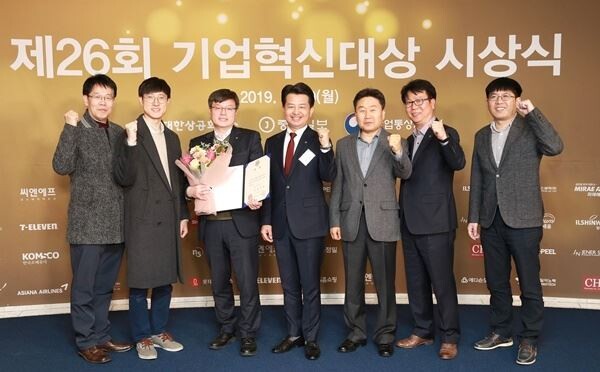 아시아나항공이 9일 서울시 대한상공회의소에서 열린 '제26회 기업혁신대상 시상식'에서 국무총리상을 수상했다. 아시아나항공 경영지원본부 안병석 전무(왼쪽 네번째)가 임직원들과 함께 파이팅 포즈를 취하고 있다. (사진제공=아시아나)