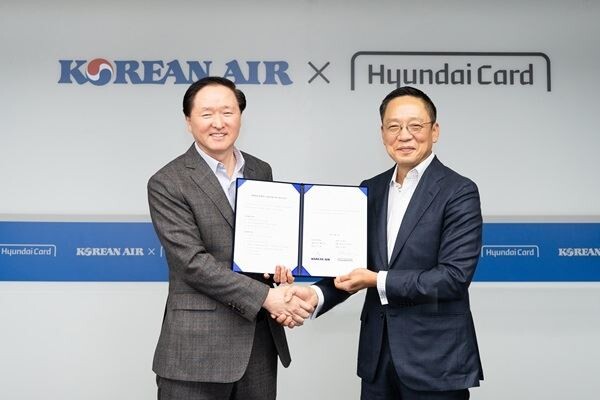대한항공은 현대카드와 ‘대한항공 카드’ 출시를 위한 PLCC(Private Label Credit Card, 상업자 표시 신용카드)파트너십 계약을 맺었다. 국내 첫 항공사 신용카드로 고객들에게 보다 다양하고 차별화된 신용카드 혜택을 제공할것으로 기대된다. 사진은 우기홍 대한항공 대표이사 사장(왼쪽)과 정태영 현대카드 부회장(오른쪽)이 계약 체결을 마친 뒤 기념촬영을 하고 있는 모습.