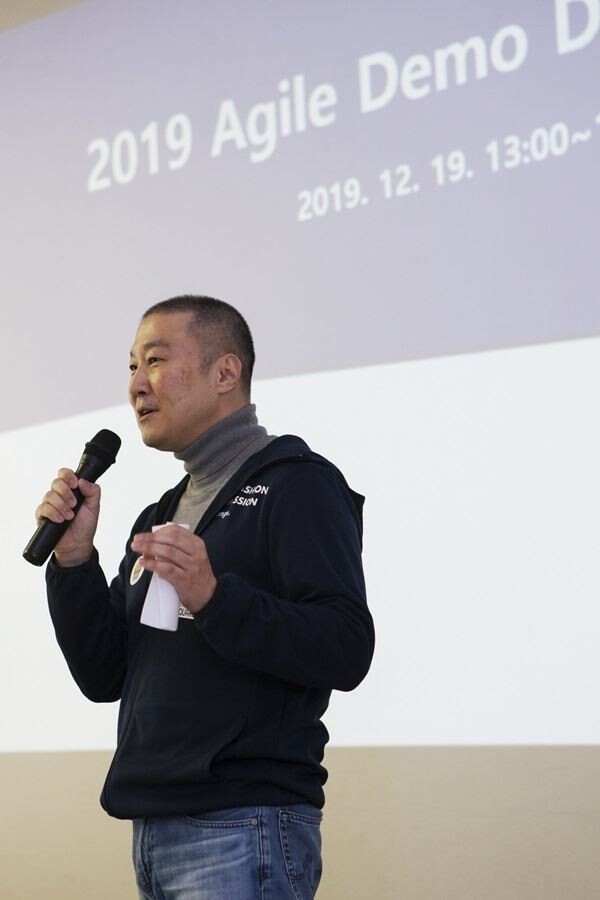 지난 19일 '2019 Agile Demo Day'에 참석한 구자은 엠트론 부문회장이 행사에 참여한 임직원들에게 애자일 경영을 전파하고 있다. (사진제공=LS)