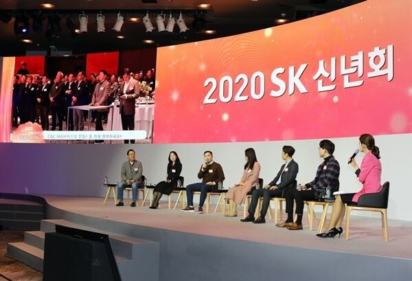 SK는 2일 서울 광진구 워커힐호텔에서 2020년 신년회를 개최했다. 이 자리에는 최태원 회장과 최재원 SK수석부회장, 최창원 SK디스커버리 부회장, 조대식 SUPEX추구협의회 의장 및 7개 위원회 위원장, 주요 관계사 CEO 등 600여명이 참석했다. (사진제공=SK)