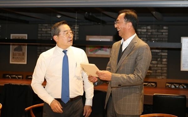 구자열 회장은 6일 오전 LS용산타워에서 올해 승진한 신임 임원 14명과 만찬을 갖고, 축하와 함께 신규 임원으로서 갖춰야 할 덕목에 대해 당부의 말을 전했다. (사진제공=LS그룹)