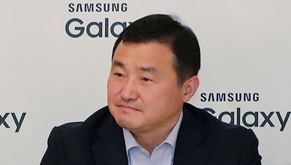 삼성전자가 20일 4명의 신임 사장 승진자를 포함한 2020년도 정기인사를 단행했다. 기존의 3인 대표이사를 유임시키면서 스마트폰 사령탑에 올해 52살의 노태문 사장을 선임하는 등 '젊어진 삼성'이 이번 인사의 핵심이다. 노 사장은 이 회사의 최연소 사장이다. (사진제공=연합뉴스)