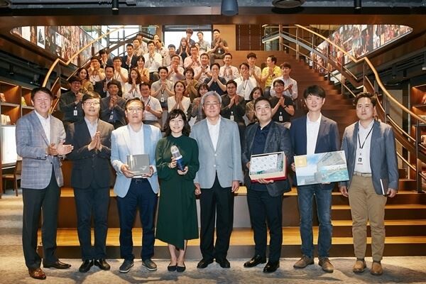 SK이노베이션은 연안 파력발전기술 개발과 상용화를 추진하고 있는 소셜벤처 ㈜인진에 25억원을 투자했다고 21일 밝혔다. SK이노베이션은 앞서 지난해 6월부터 'SV2 임팩트 파트너링 모델'을 통해 인진을 지원해 왔으며 11월에는 베트남 안빈섬 '탄소제로섬 프로젝트'를 함께 진행한 바 있다.