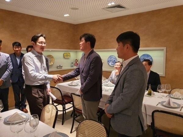 이재용 삼성전자 부회장이 26일(현지시간) 브라질 마나우스에서 현지 임직원들과 인사를 나누고 있다. (사진제공=삼성전자)