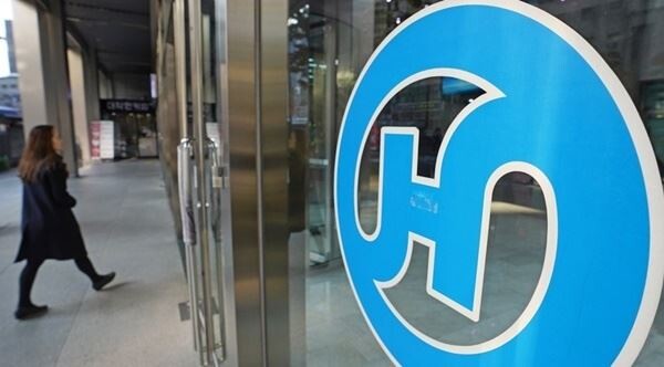 한진그룹 경영권 분쟁이 위험수위로 치닫고 있는 상황에서 지분을 통해 '캐스팅보트'를 쥔 이명희 정석기업 고문과 조현민 한진칼 전무가 조원태 한진그룹 회장의 손을 들어줬다.