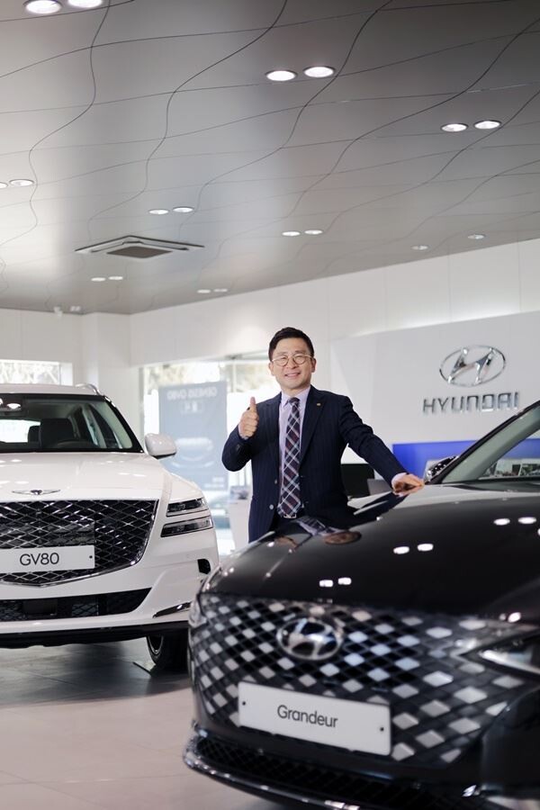 현대자동차가 2019년 전국 판매 우수자 10명의 명단을 공개하며, 당진지점 장석길 영업부장(만 49세)이 지난 한해 동안 369대를 판매해 2019년 최다 판매 직원에 선정됐다고 5일 밝혔다. 사진은 현대차 2019년 최다 판매 직원에 선정된 당진지점 장석길(만 49세) 영업부장. (사진제공=현대차)