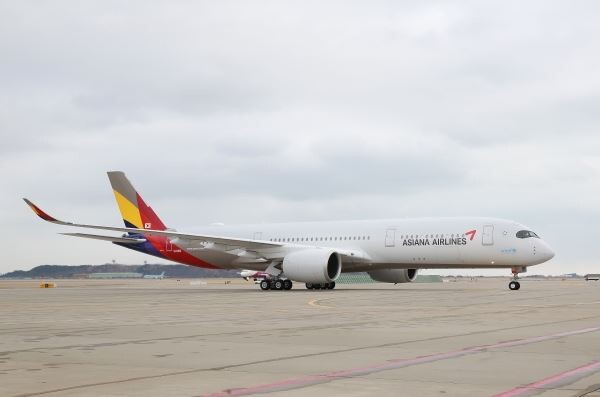 아시아나항공은 지난 4일 A350 11호기를 도입했다고 5일 밝혔다. 이에 따라 아시아나항공의 A350은 미주 ▲뉴욕 ▲LA ▲샌프란시스코 ▲시애틀 4개 노선과 유럽 ▲런던 ▲파리 ▲리스본에 투입되며 장거리 주력기로 자리매김했다. 이외에도 중단거리인 동남아와 일본의 ▲싱가포르 ▲자카르타 ▲도쿄(나리타) 노선도 운항중이다. (사진제공=아시아나)