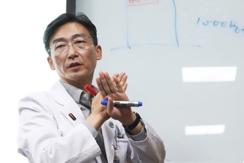 아주대병원과의 갈등 끝에 경기남부권역 외상센터장 자리에서 물러난 이국종 교수가 5일 오전 경기도 수원시 아주대병원 경기남부권역 외상센터에서 취재진에게 내용을 설명하고 있다. [사진=연합뉴스]