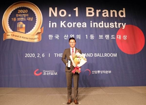 이창우 보람그룹(회장 최철홍) 대표이사가 6일 서울 중구 더 플라자에서 열린 ‘2020 한국 산업의 1등 브랜드 대상’ 시상식에서 상조서비스 부문 대상에 선정돼 대리 수상하고 있다.[사진제공=보람상조]