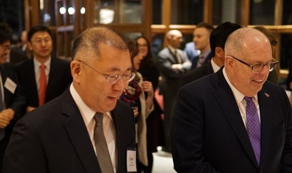 현대자동차그룹 정의선 수석부회장이 8일(이하 현지시간) 미국 워싱턴 D.C.  주미한국대사관저에서 개최된  '전미주지사협회 동계 회의' 공식 리셉션에 참석해 미 주지사들과 미래 수소사회 및 모빌리티 혁신 등을 주제로 의견을 교환했다. (사진제공=현대차)