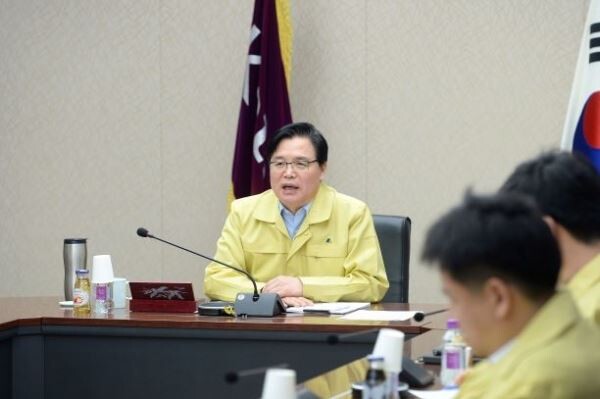 KOTRA가 수출플러스 전환의 복병으로 떠오른 신종 코로나 바이러스 감염증 영향을 최소화 하기 위해 기존 비상대책반 반장을 기관장으로 격상시키고, 전세계 129개 무역관을 활용한 전면 대응에 나섰다. 권평오 KOTRA 사장이 중국지역 무역관과 화상으로 연결해 개최한 비상대책반 회의에서 발언하고 있다.[사진제공=KOTRA]