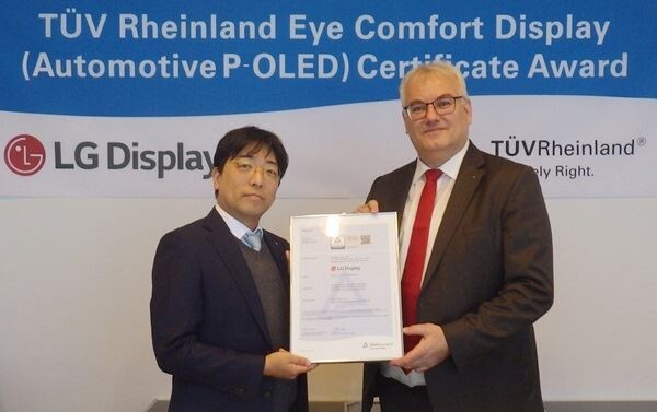 LG디스플레이는 글로벌 기술평가 기관인 TUV 라인란드’로부터 차량용 P-OLED 패널에 대해 ‘아이 컴포트 디스플레이(Eye Comfort Display)’인증을 획득했다고 17일 밝혔다. (사진제공=LG디스플레이)