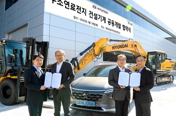 왼쪽부터 현대모비스 연료전지사업실장 금영범 상무, 현대건설기계 산업차량 R&D 부문장 황종현 상무, 현대건설기계 건설장비 R&D 부문장 김승한 상무, 현대자동차 연료전지사업실장 박순찬 상무가 지게차와 수소전기차 넥쏘, 굴착기 앞에서 기념촬영을 하는 모습.